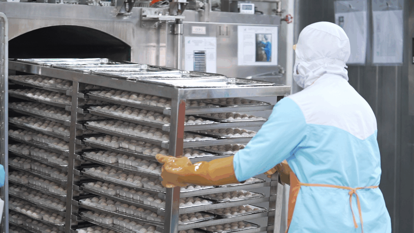 Các bước sản xuất - từ sơ chế, chế biến đến đóng gói - đều được giám sát tỉ mỉ