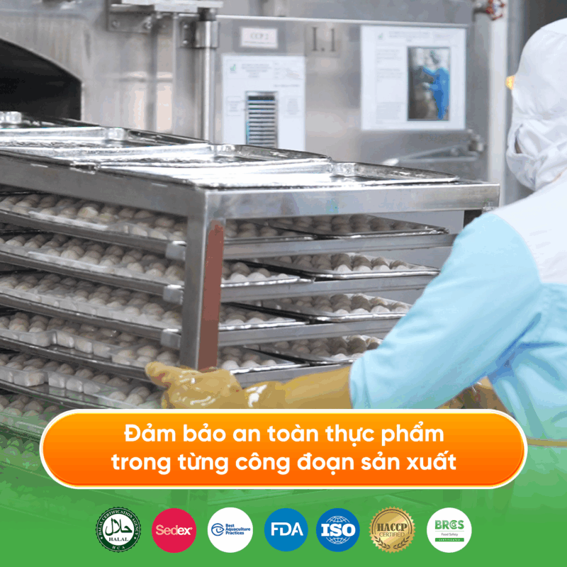 Quy trình sản xuất hiện đại, kiểm soát nghiêm ngặt nhằm đảm bảo an toàn thực phẩm trong từng công đoạn.