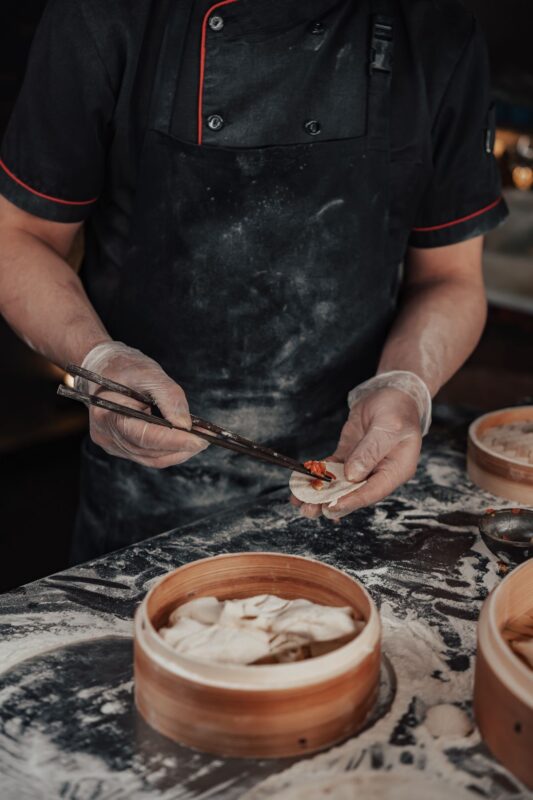 Đầu bếp giỏi tạo nên trải nghiệm. Sản phẩm chuẩn hóa giúp trải nghiệm ấy được nhân rộng. Đầu bếp giỏi không nên dành thời gian cho những công việc lặp lại.