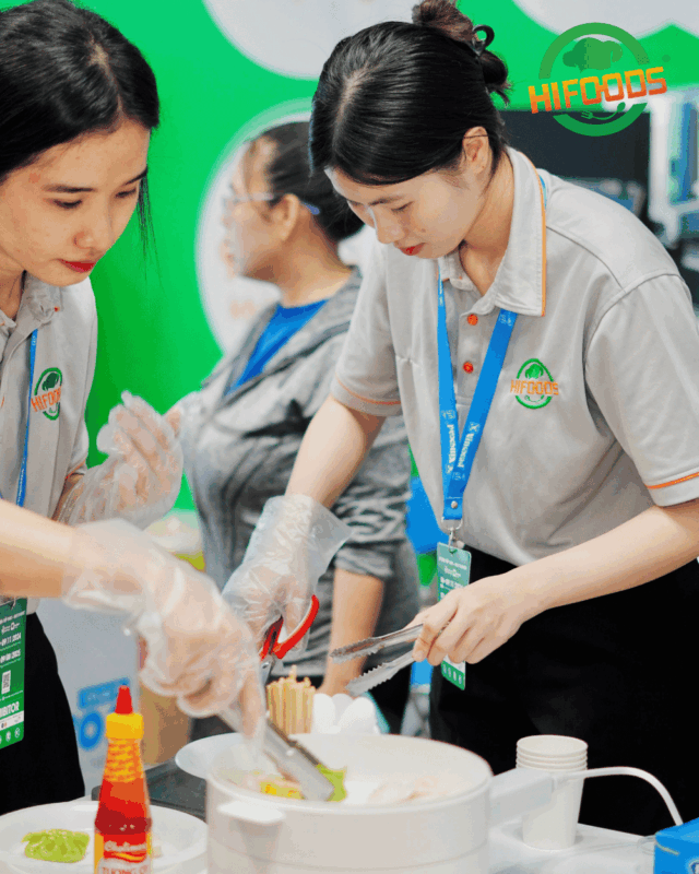 Trải nghiệm quy trình vắt há cảo trực tiếp bởi nghệ nhân, từ những nếp gấp tỉ mỉ đến thành phẩm nóng hổi, sẵn sàng phục vụ ngay tại triển lãm.