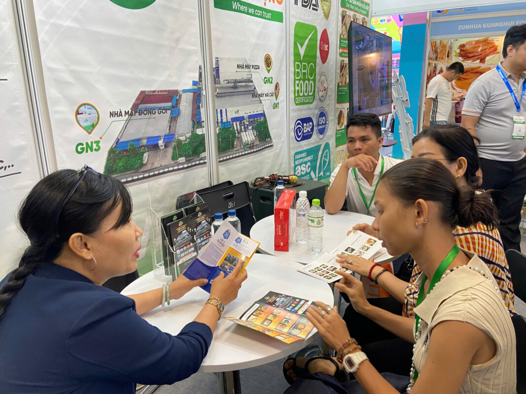 Đội ngũ HI-FOODS tư vấn 1:1, lắng nghe nhu cầu và đồng hành cùng doanh nghiệp tìm ra giải pháp thực phẩm phù hợp với từng mô hình kinh doanh.