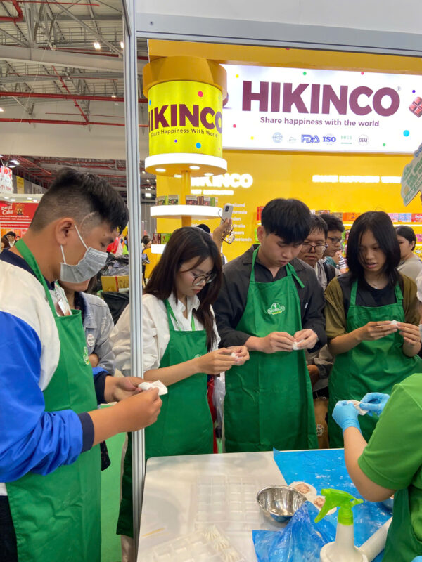 Không chỉ quan sát, khách tham quan còn trực tiếp trải nghiệm vắt há cảo và tham gia thử thách tạo hình cùng nghệ nhân, mang đến những khoảnh khắc sôi động và đầy tiếng cười.
