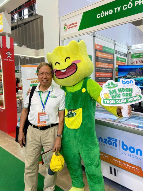 Mỗi hoạt động tương tác tại gian hàng đều là cơ hội để khách tham quan nhận quà và kết nối gần hơn với hệ sinh thái sản phẩm của HI-FOODS.