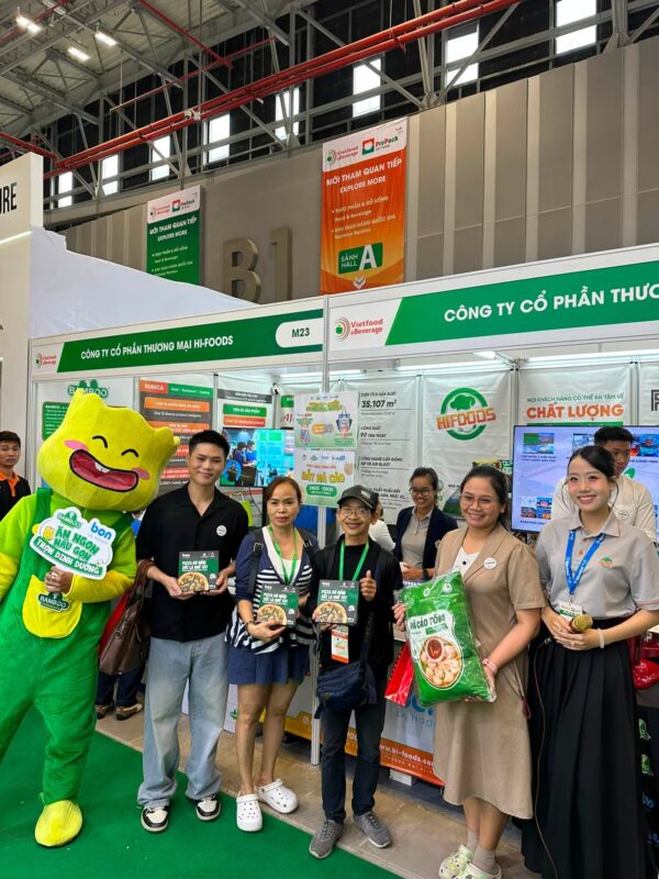 Không gian gian hàng HI-FOODS trở nên sôi động hơn với các hoạt động minigame, nơi khách tham quan có thể trải nghiệm, giao lưu và nhận quà ngay tại quầy.