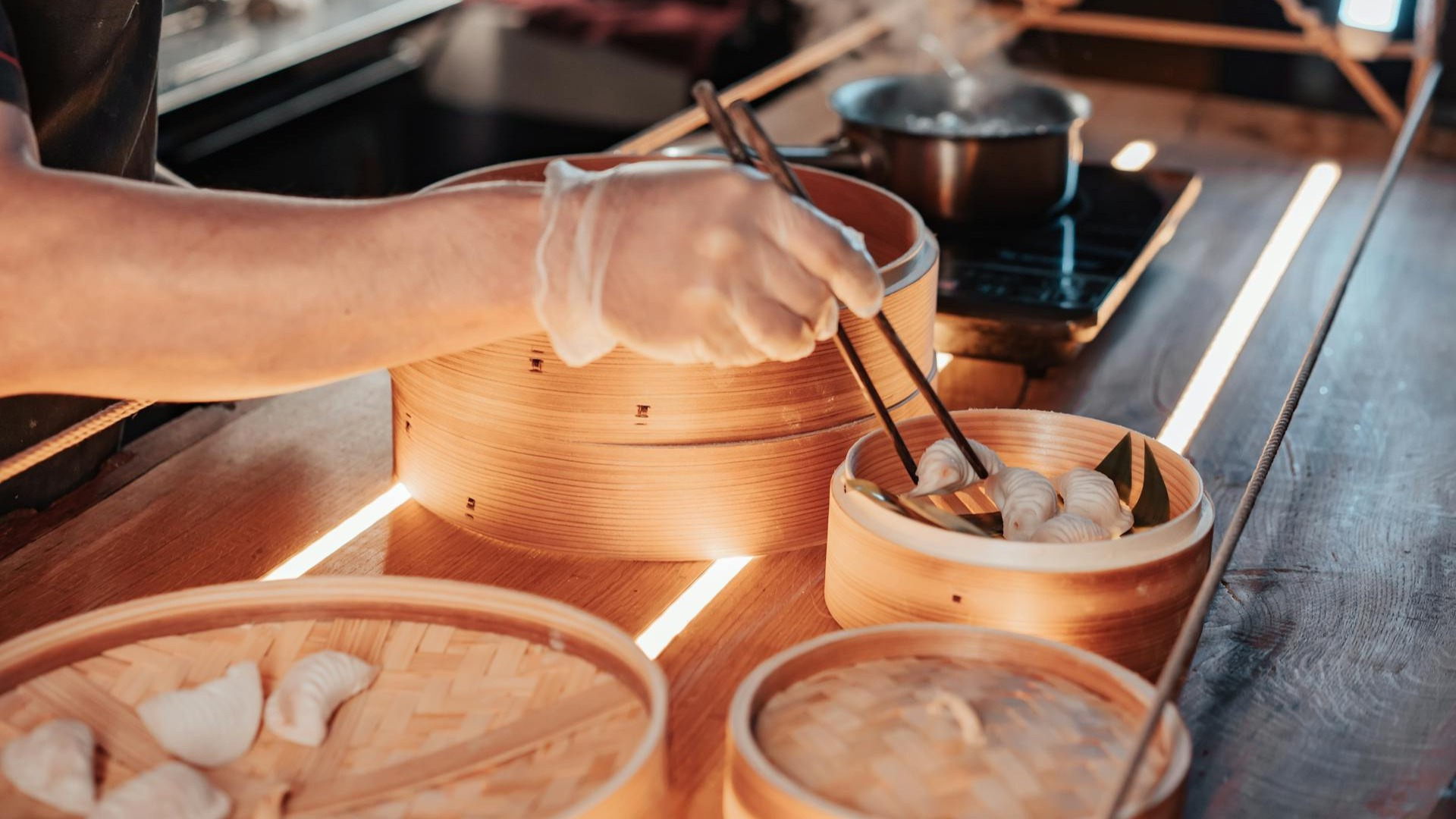 Sự tỉ mỉ của người đầu bếp khi chế biến Dimsum