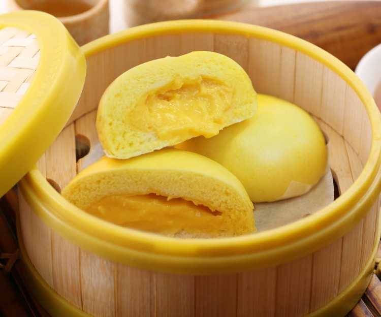 Dòng bánh bao kim sa với vỏ bánh mềm xốp mịn, ôm trọn phần nhân trứng muối