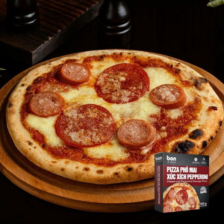Xúc xích Pepperoni nướng xém cạnh cay nhẹ kết hợp phô mai dẻo quánh – hương vị kinh điển chuẩn phong cách Mỹ.