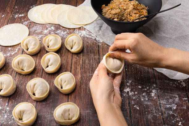 Quy trình làm há cảo thủ công tốn chi phí nhân công và dễ gây biến động chất lượng thành phẩm