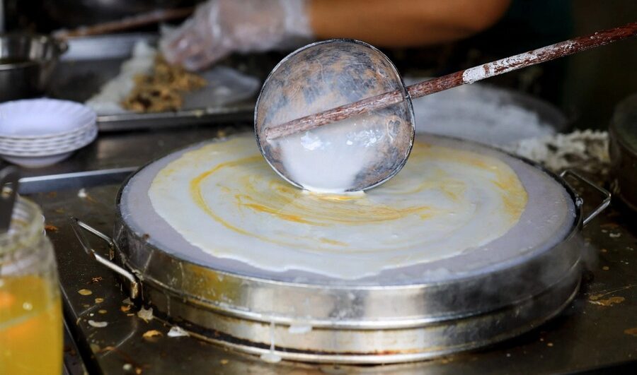 Bánh cuốn tươi truyền thống làm thủ công dễ bị chua nát và khó quản lý trong giờ cao điểm