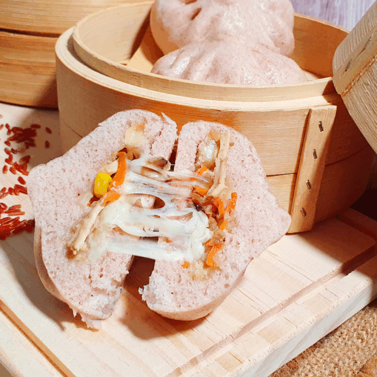 Bánh bao gạo lứt nhân bò phô mai: Vỏ gạo lứt lành mạnh, nhân bò phô mai kéo sợi.