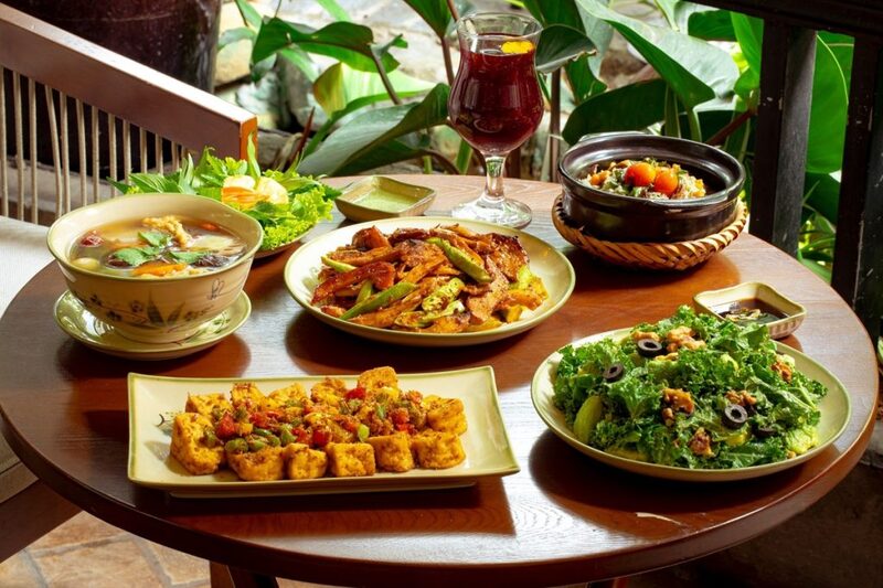 Bàn ăn chay trang trí đẹp mắt với các combo hấp dẫn cho thực khách