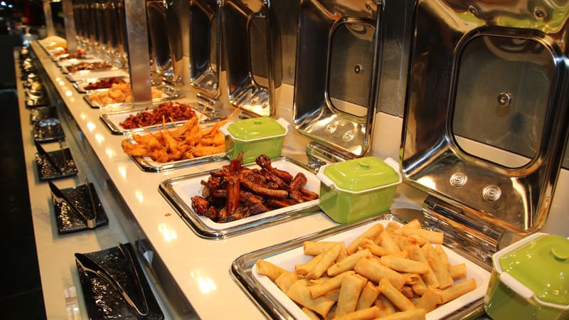 Quầy line buffet ăn kèm đa dạng với các món sơ chế sẵn đến từ HI-FOODS