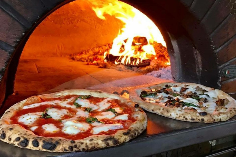 Pizza hoàn thành sau khi nước trong lò than